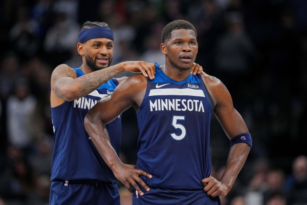 22年魔咒粉碎！森林狼7人上双演惊天逆转 猛龙主场惨遭绝杀